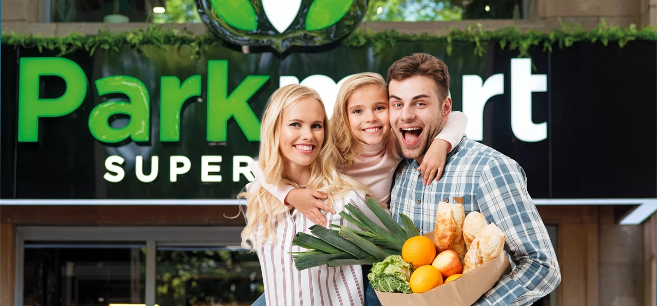 Семейство с покупки пред супермаркет Parkmart