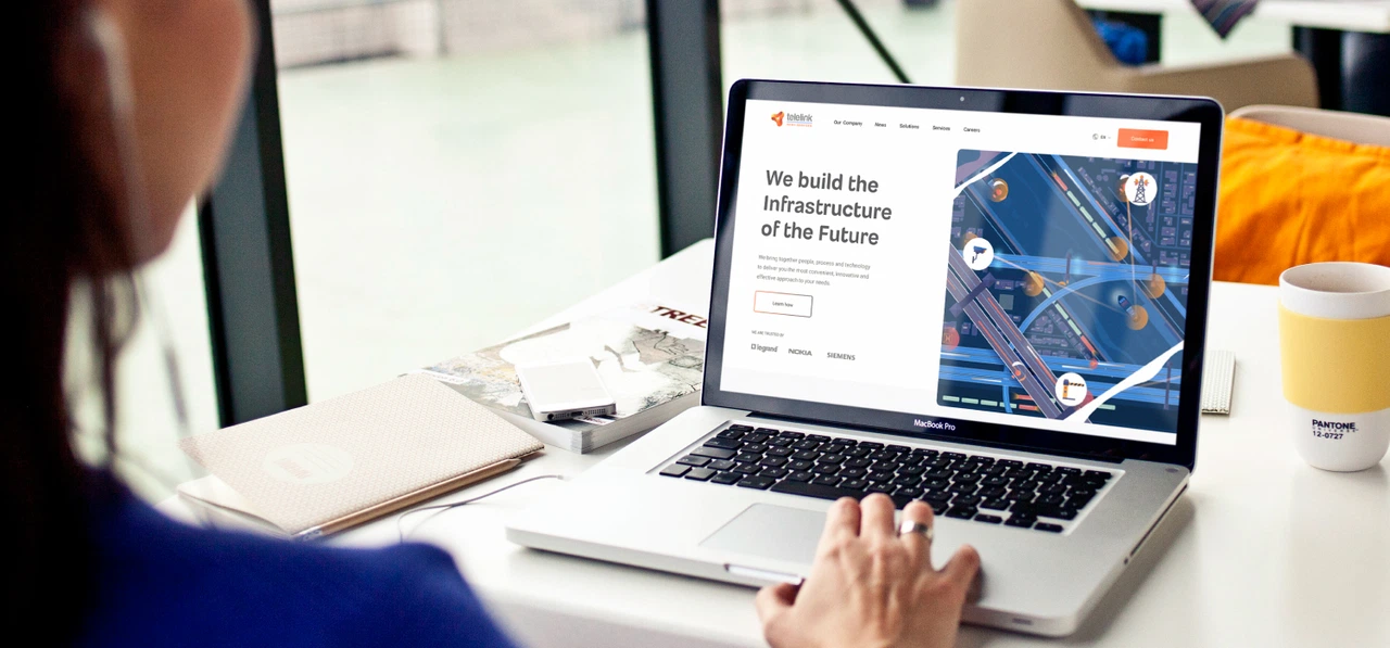 Уебсайтът на Telelink Infra Services на лаптоп